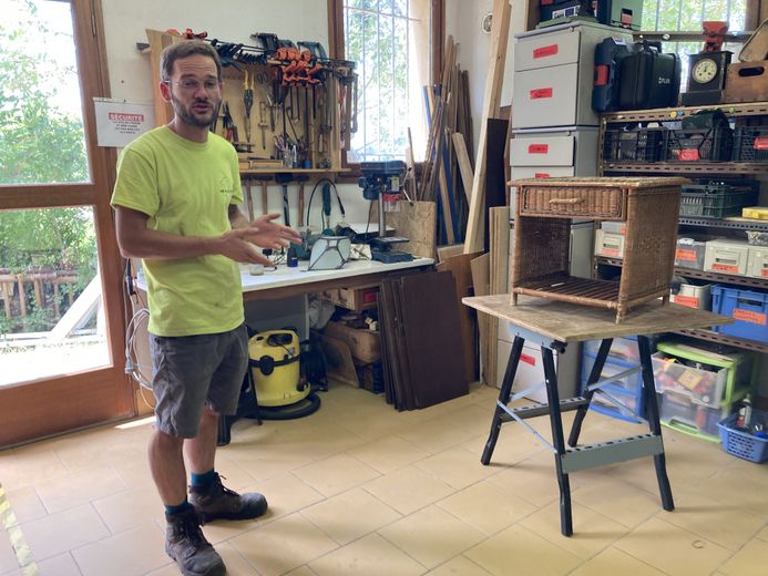 découvrez les initiatives et solutions mises en place en lozère pour lutter contre la surconsommation, préserver l'environnement et encourager des modes de vie plus responsables.