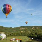 assistez au spectaculaire envol des montgolfières en aveyron ! un événement magique pour toute la famille, entre paysages sublimes et animations conviviales. vivez une expérience inoubliable.