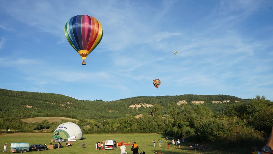 assistez au spectaculaire envol des montgolfières en aveyron ! un événement magique pour toute la famille, entre paysages sublimes et animations conviviales. vivez une expérience inoubliable.
