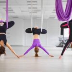 découvrez le yoga aérien : une pratique innovante qui combine postures traditionnelles de yoga et suspension dans un hamac pour améliorer souplesse, force et bien-être mental. convient à tous les niveaux, débutants compris !