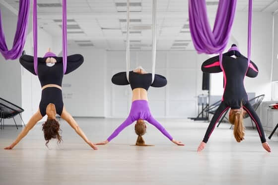 découvrez le yoga aérien : une pratique innovante qui combine postures traditionnelles de yoga et suspension dans un hamac pour améliorer souplesse, force et bien-être mental. convient à tous les niveaux, débutants compris !
