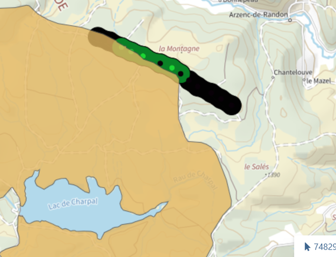 En orange la délimitation du parc Natura 2000, les éoliennes sont indiquées par des points.