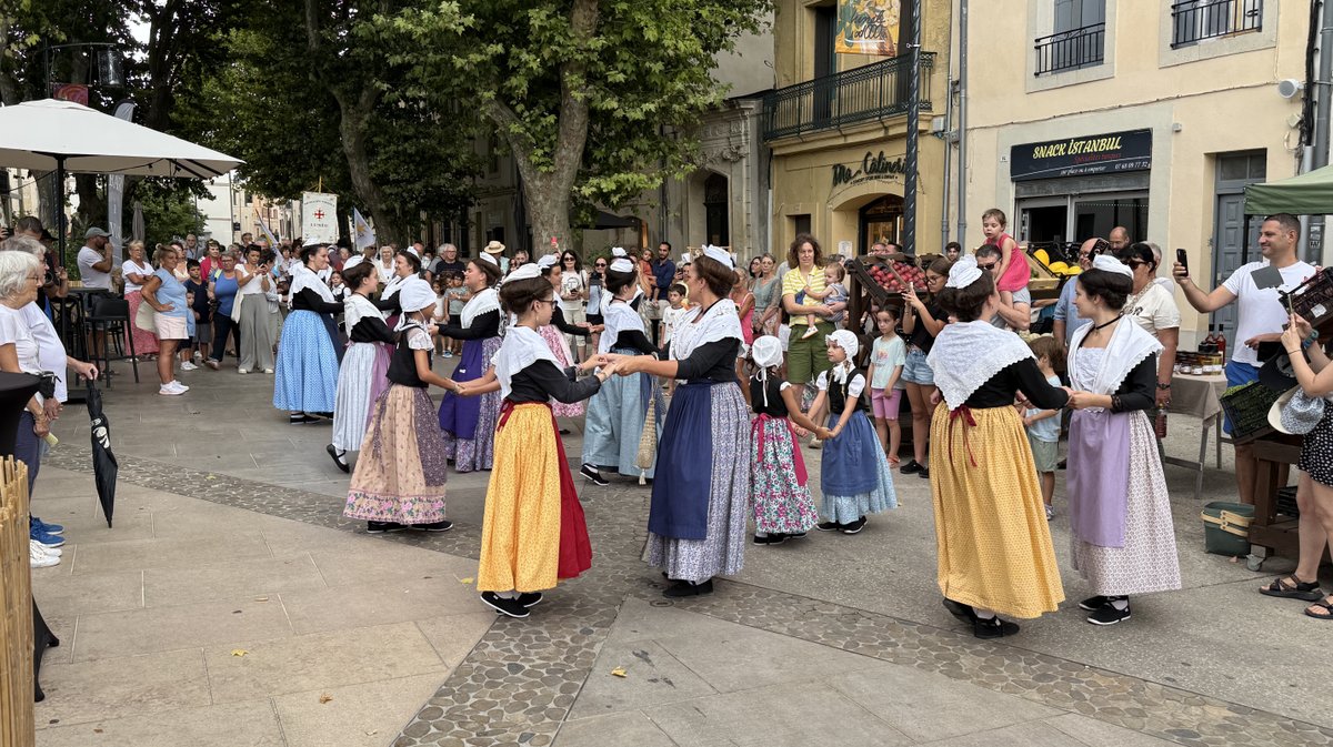 Les arlésiennes, en pleine danse